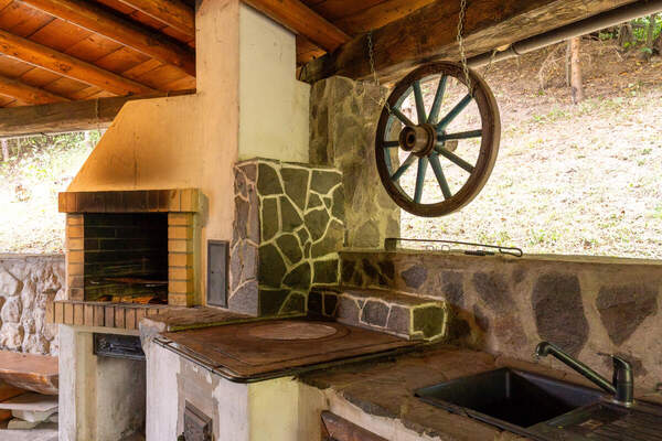 Vonkajšia kuchyňa s pecou a krbom