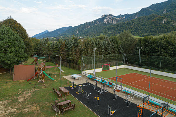 Ihrisko a areál penziónu